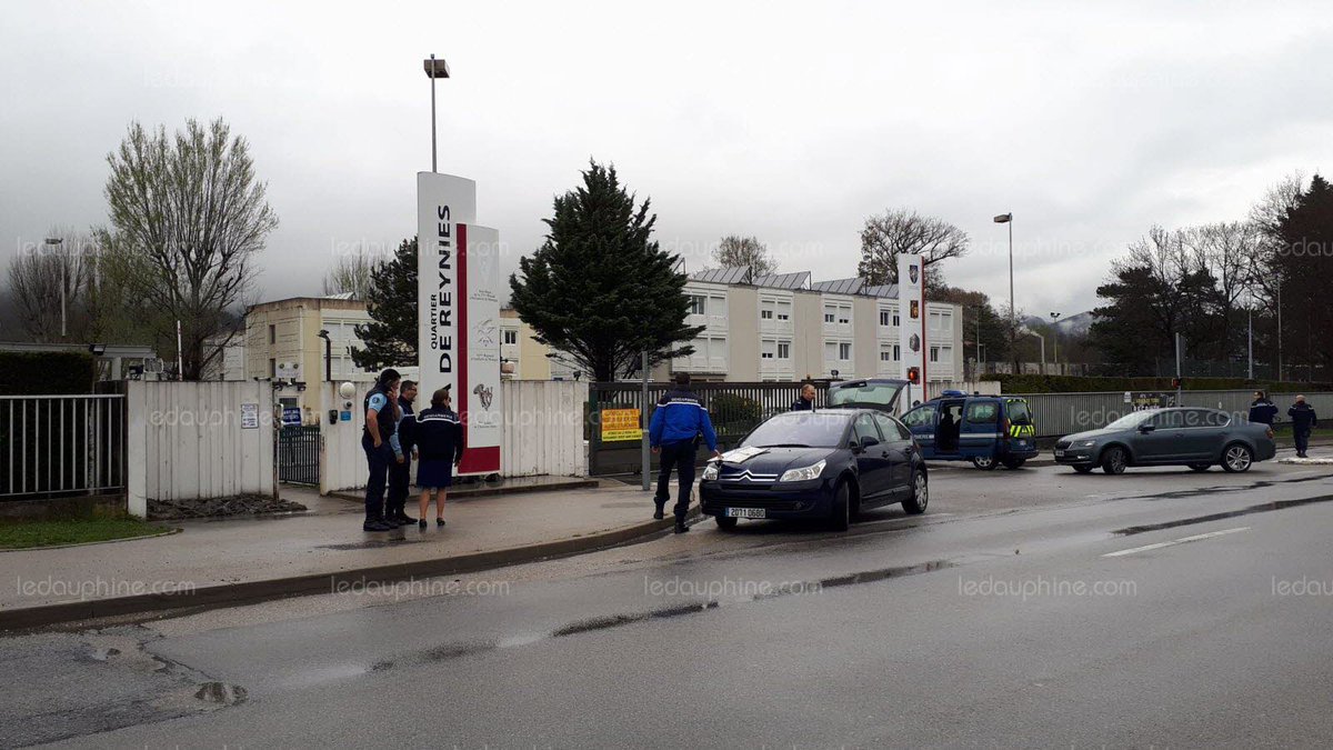 Driver tries to drive vehicle into a group of French soldiers in Varces: None hurt, manhunt underway   