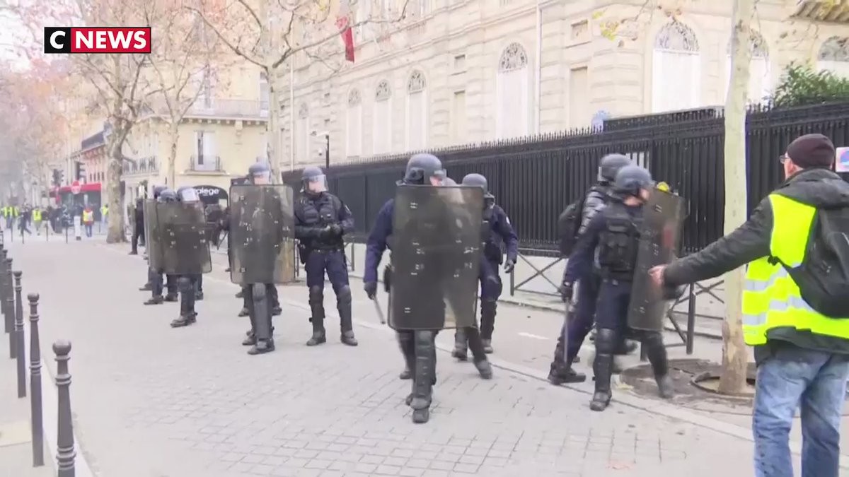 Affrontements violents entre plusieurs individus et des forces de l'ordre à Paris   