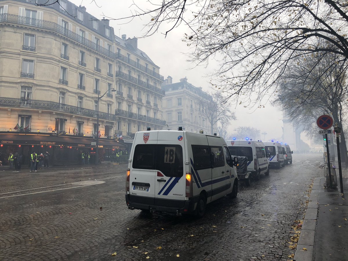 Extremely tense Situation in the vicinity of the Champs-Elysée