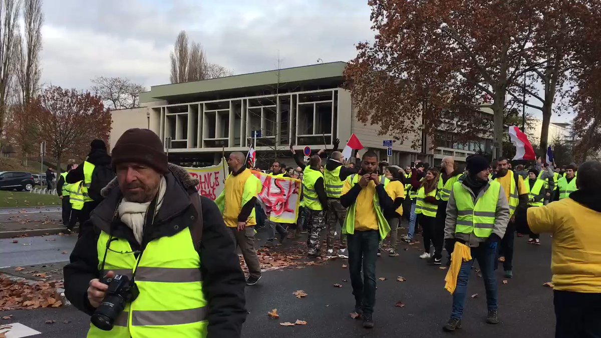 Strasbourg. La manifestation des Gilets Jaunes passe devant le Conseil de l'Europe en direction de la préfecture. 