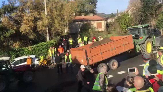 The yellow vests arrived in front of the prefecture of Manosque