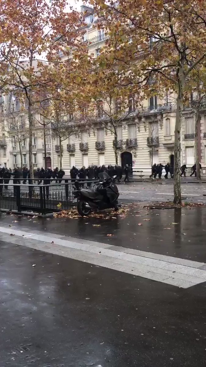 #1erDecembre La charge des CRS avenue Marceau il y a quelques minutes. Tirs de lacrymos. Plusieurs barricades derrière. 