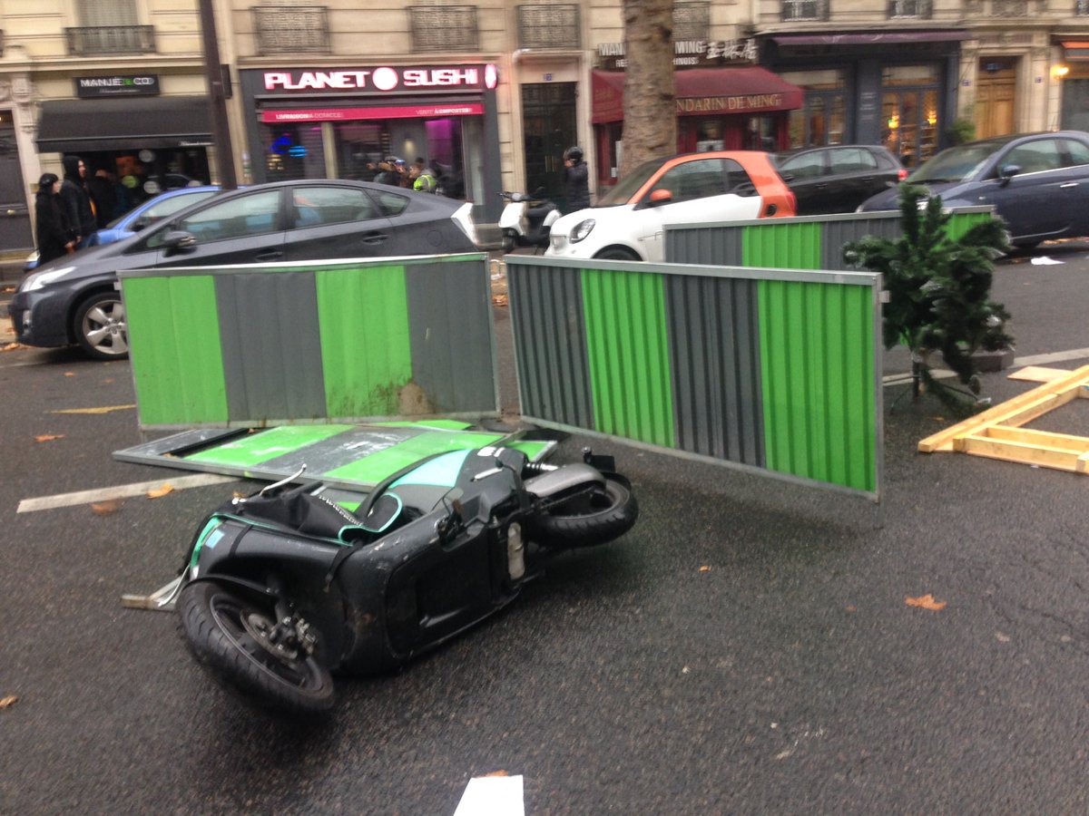 Burnt car at Avenue Kléber in Paris