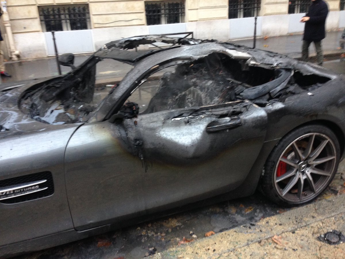 Burnt car at Avenue Kléber in Paris