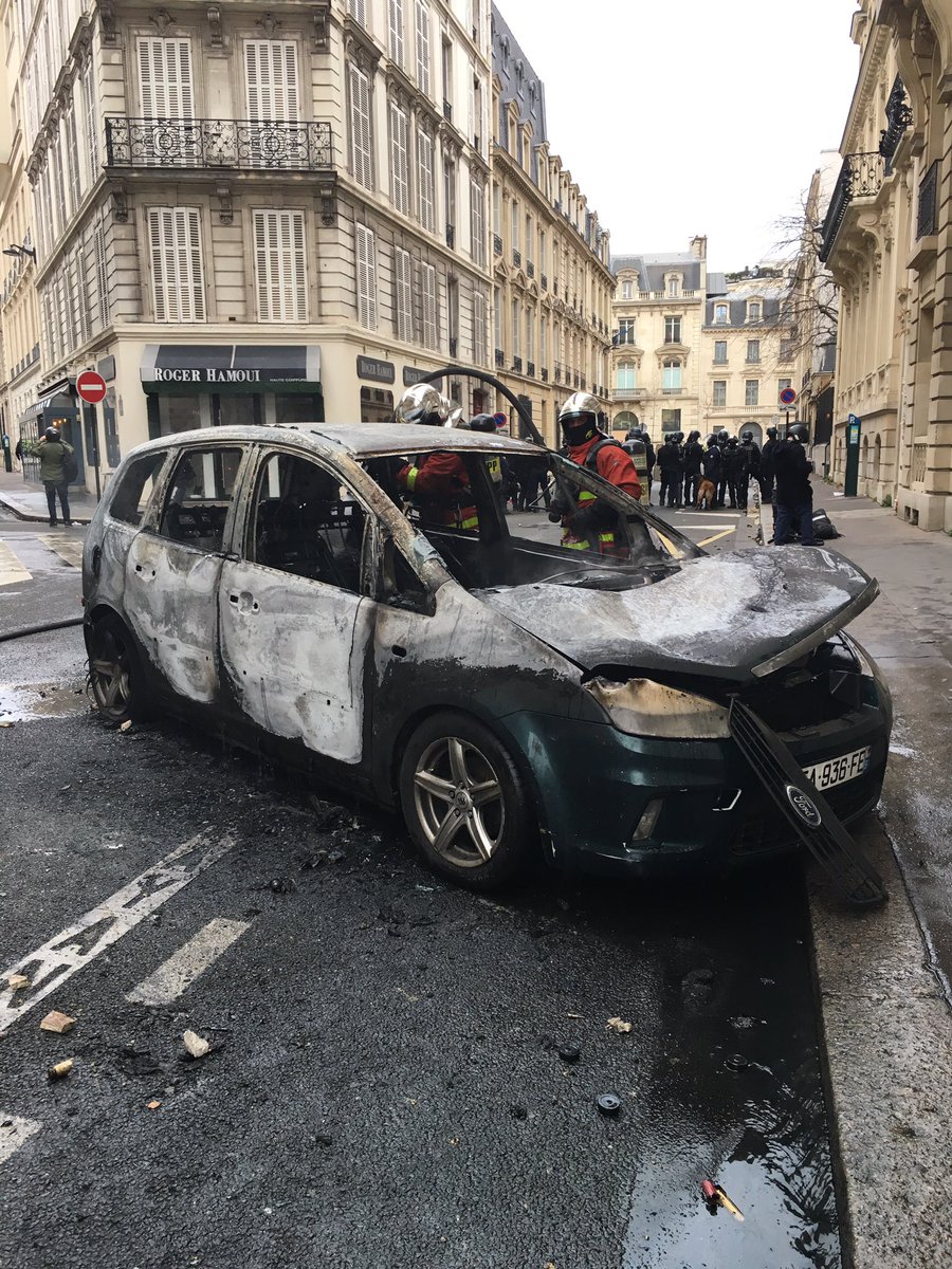 Several cars have already been burned by Yellow Vests like this one on Newton Street.