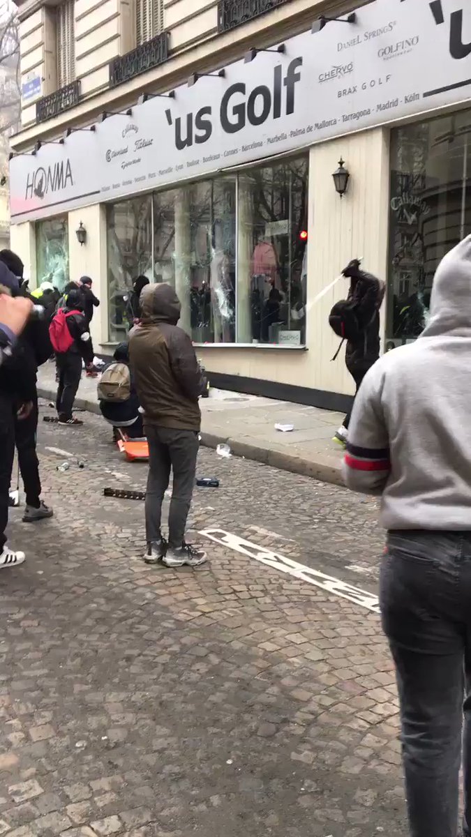 Yellow Vests loot shops in central Paris, this video from rue Christophe Colomb