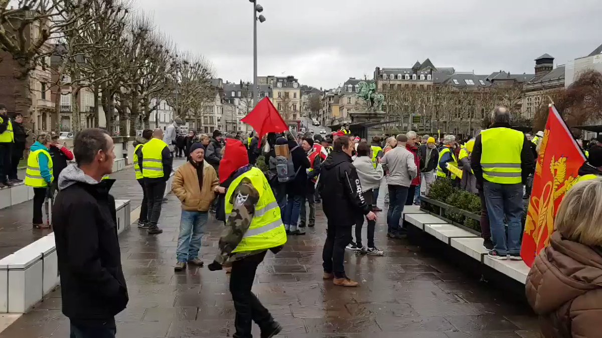 Some Gilet Jaunes protestors gathering at the hôtel de ville in Paris to begin and gather before the march begins #ActeXI   