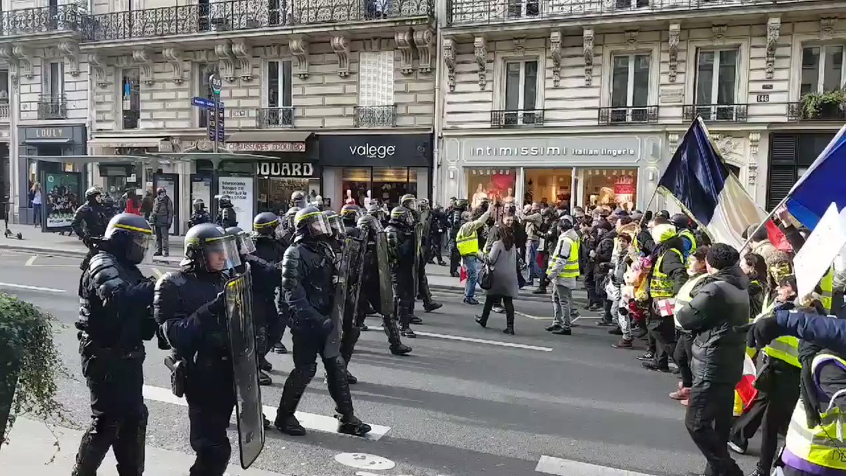 Paris: The march of the yellow vests cordoned off by the police