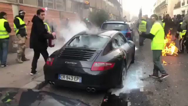 Gilets Jaunes vandalized a Porsche in Paris