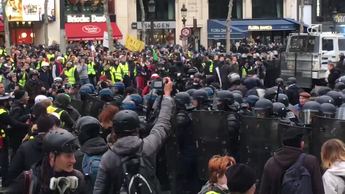 Situation still very difficult between the police and the Yellow Vests on the Champs-Elysees. The Avenue is still blocked to traffic. Yellow Vests #Acte17 