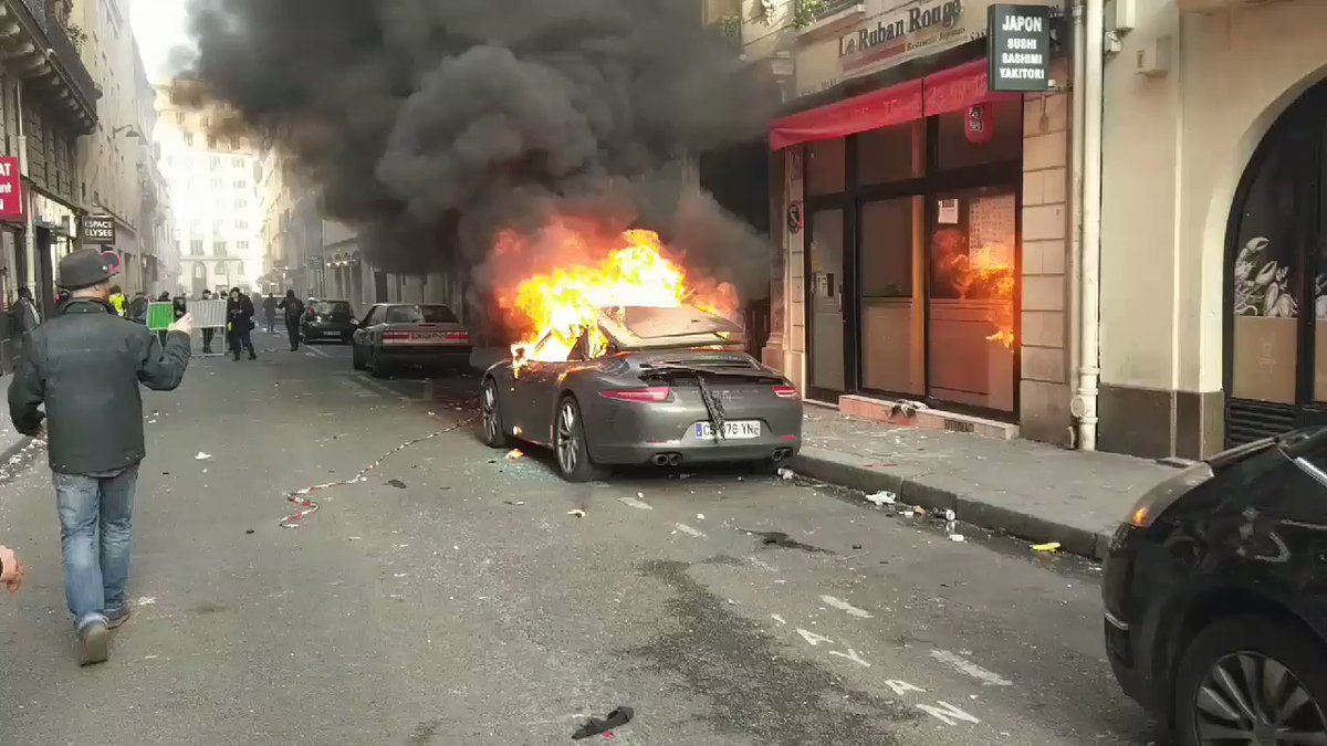 Porsche burnt at Colisée street  