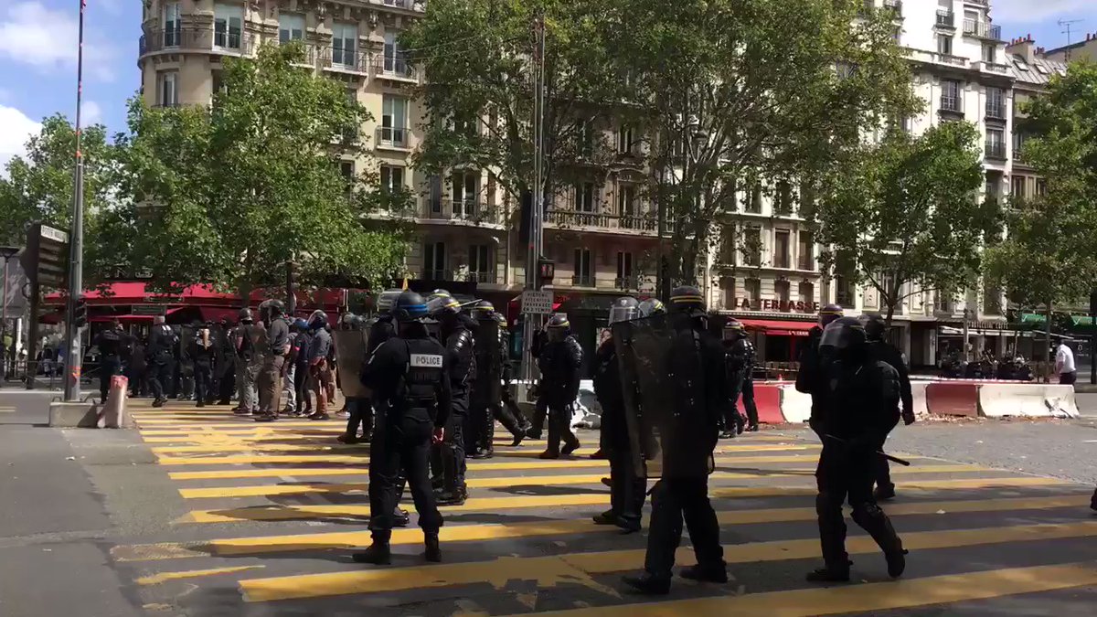 Alors que les Gilets Jaunes arrivent Porte Maillot, de nombreux forces de l'ordre viennent renforcer et bloquer l'accès à l'Avenue de la Grande Armée qui donne directement sur l'Arc de Triomphe et les ChampsÉlysées.