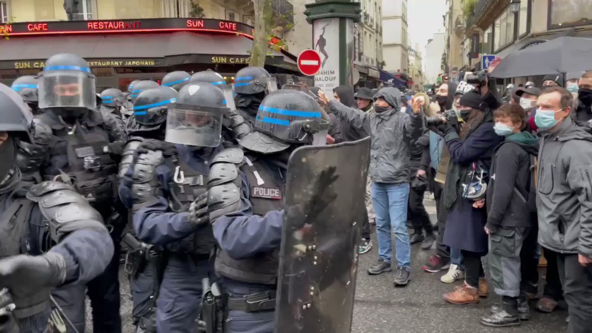 Paris - The police are trying to cut the procession into two groups to prevent the formation of a black bloc. Tensions
