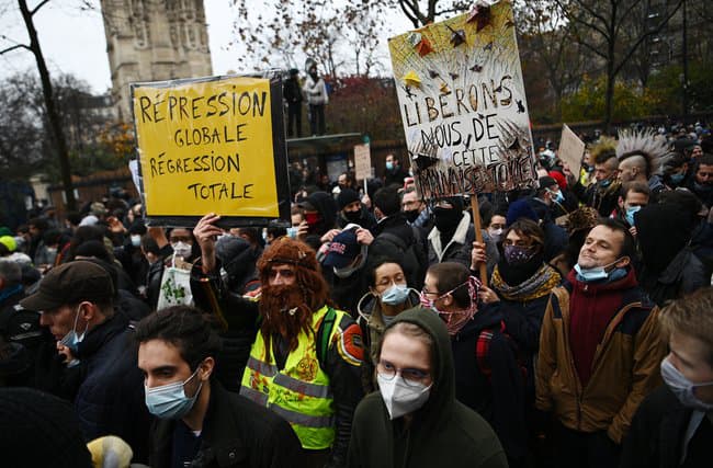 Manifestation loi sécurité globale: important dispositif policier à Paris, quelques tensions