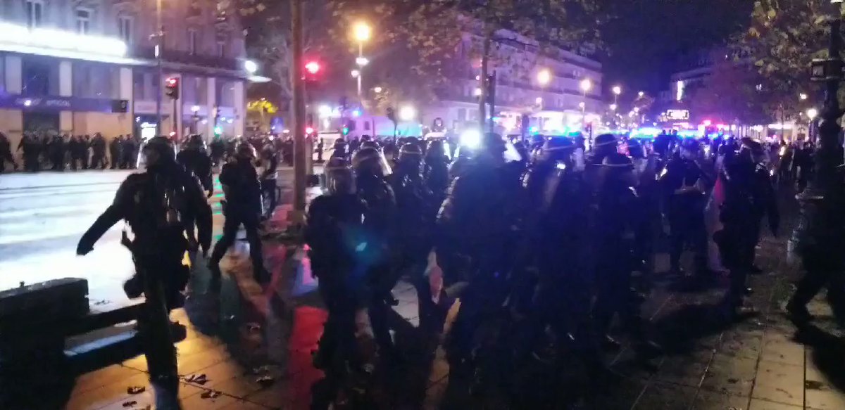 With small, quick actions, the police charged and managed to surround the remaining demonstrators. Many have already left the scene.