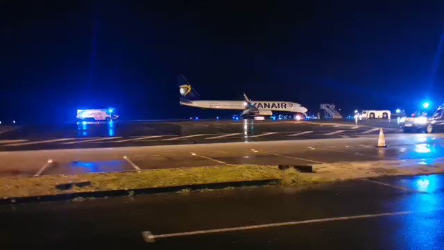 737-800 Ryanair FR4052 went down in emergency in Brest due to a fire inside the aircraft, all passengers got out on a bus taken by the French police