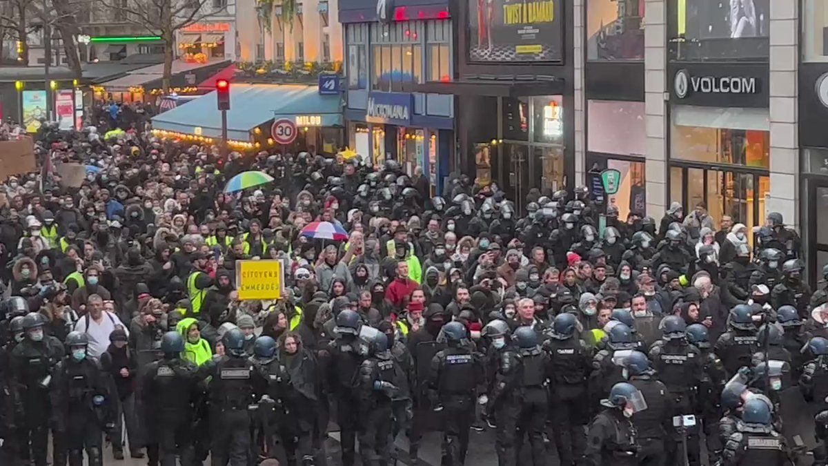 Mobilisation contre le PassVaccinal à Paris, cortège de plus en plus important.   manifestation manif8janvier