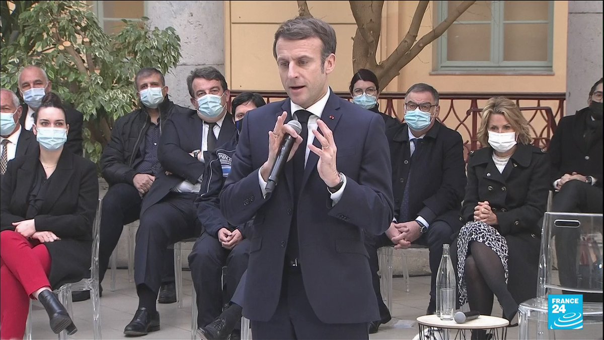 Emmanuel Macron a présenté lundi, depuis Nice, ses propositions sur la securite, un thème central de la campagne à trois mois de la Presidentielle2022. Il a notamment annoncé vouloir doubler le nombre de policiers sur le terrain d'ici à 2030. 