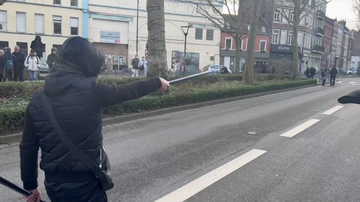 Tirs de mortier d'artifice sur les forces de l'ordre en marge de la manifestation contre Zemmour