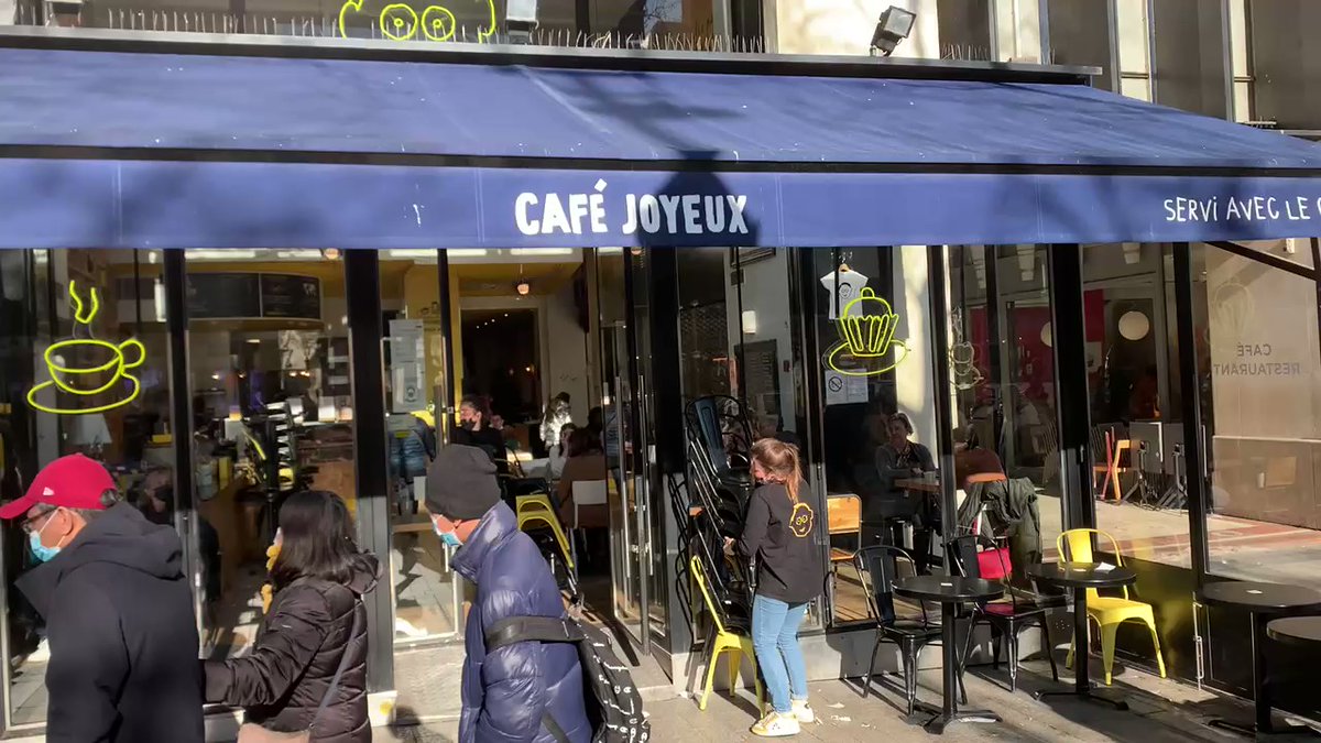 The joyeux café closes its terrace like the vast majority of stores