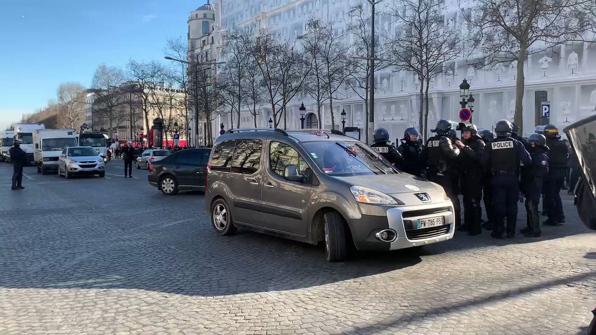 The police evacuate the vehicles in the contiguous arteries of the Champs Elysées