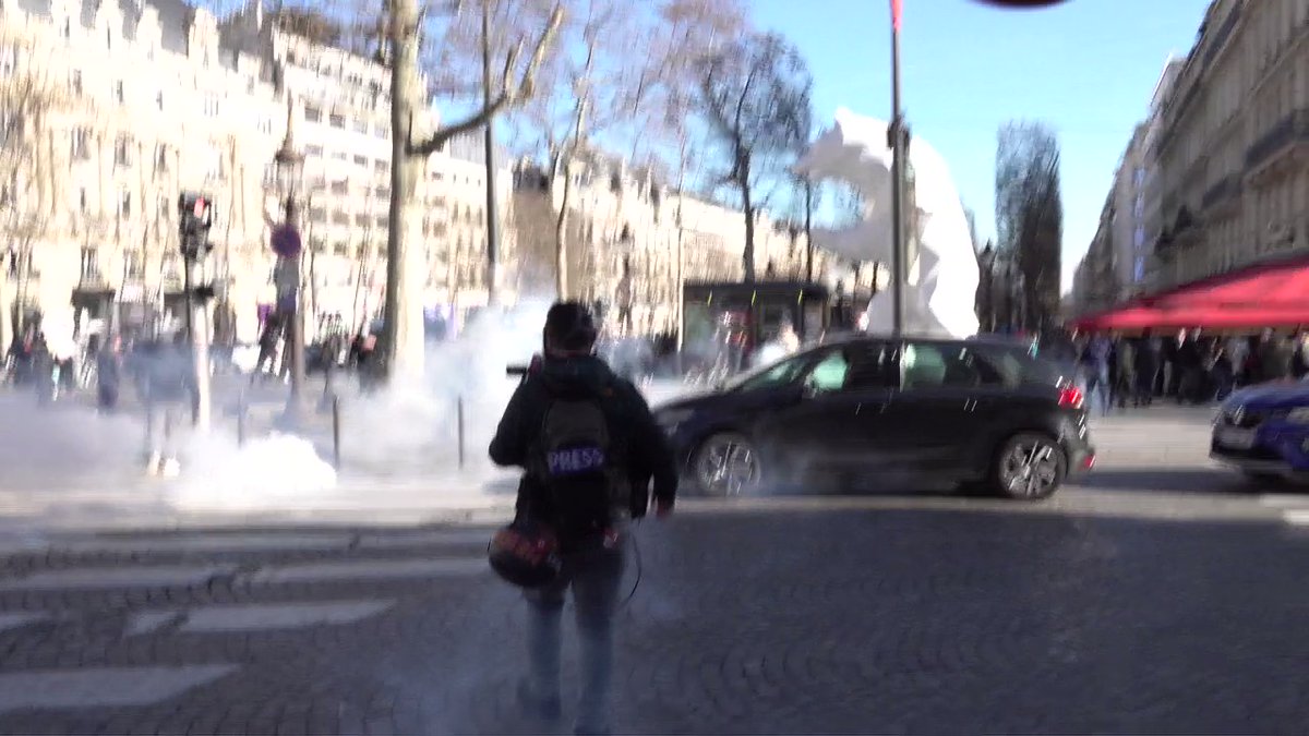 Paris - Tear gas near Fouquet: ongoing tensions on the Champs-Elysées