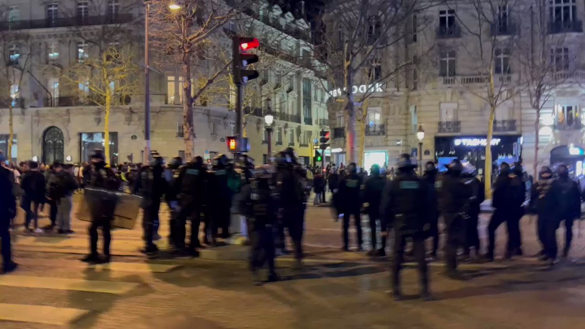 Paris - After 9 hours of incidents, the police finally manage to nasser the demonstrators on the Champs-Elysées. Return to calm