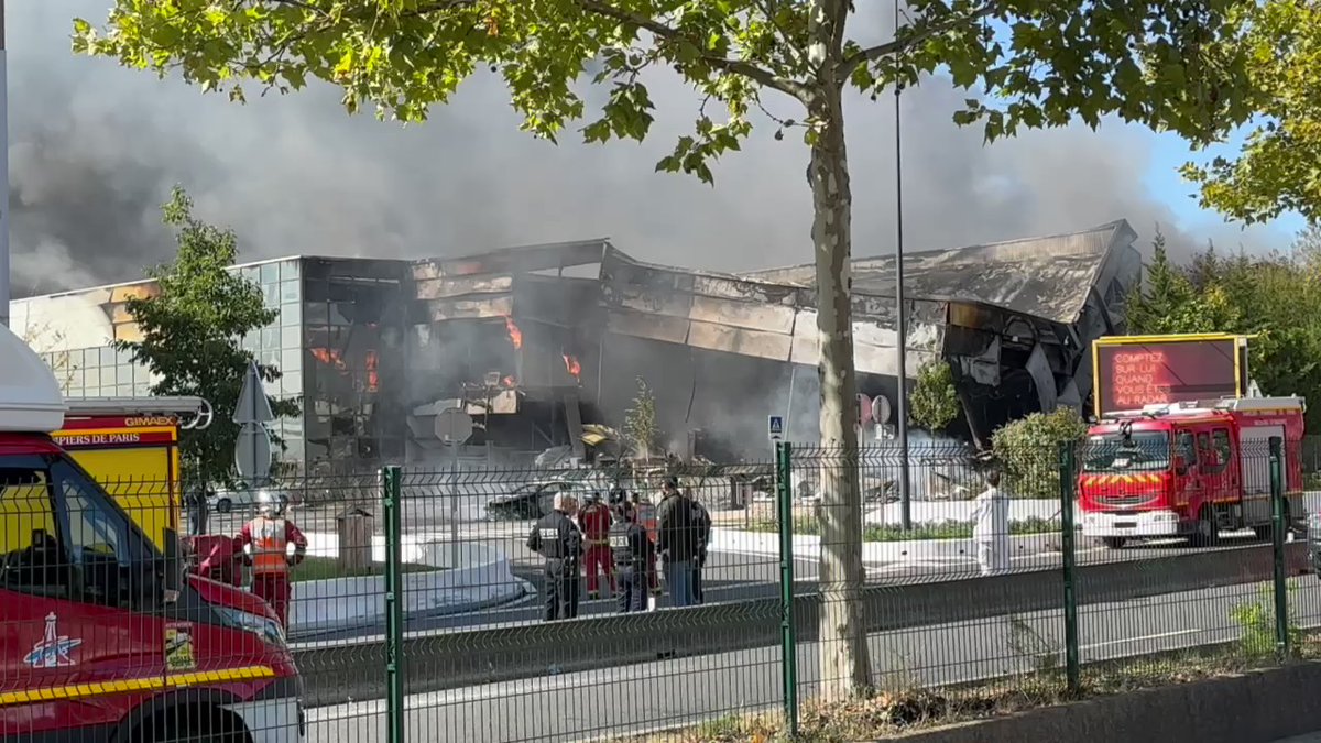 RUNGIS - There is only one warehouse burning and firefighters are bringing the blaze under control. The flames are impressive but the whole International Market is not on fire