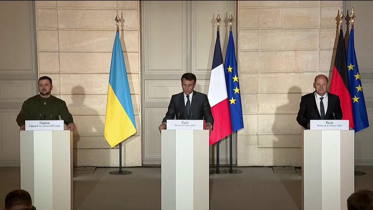 Makrons apliecina Zelenskim par Francijas vēlmi pavadīt Ukrainu uz uzvaru