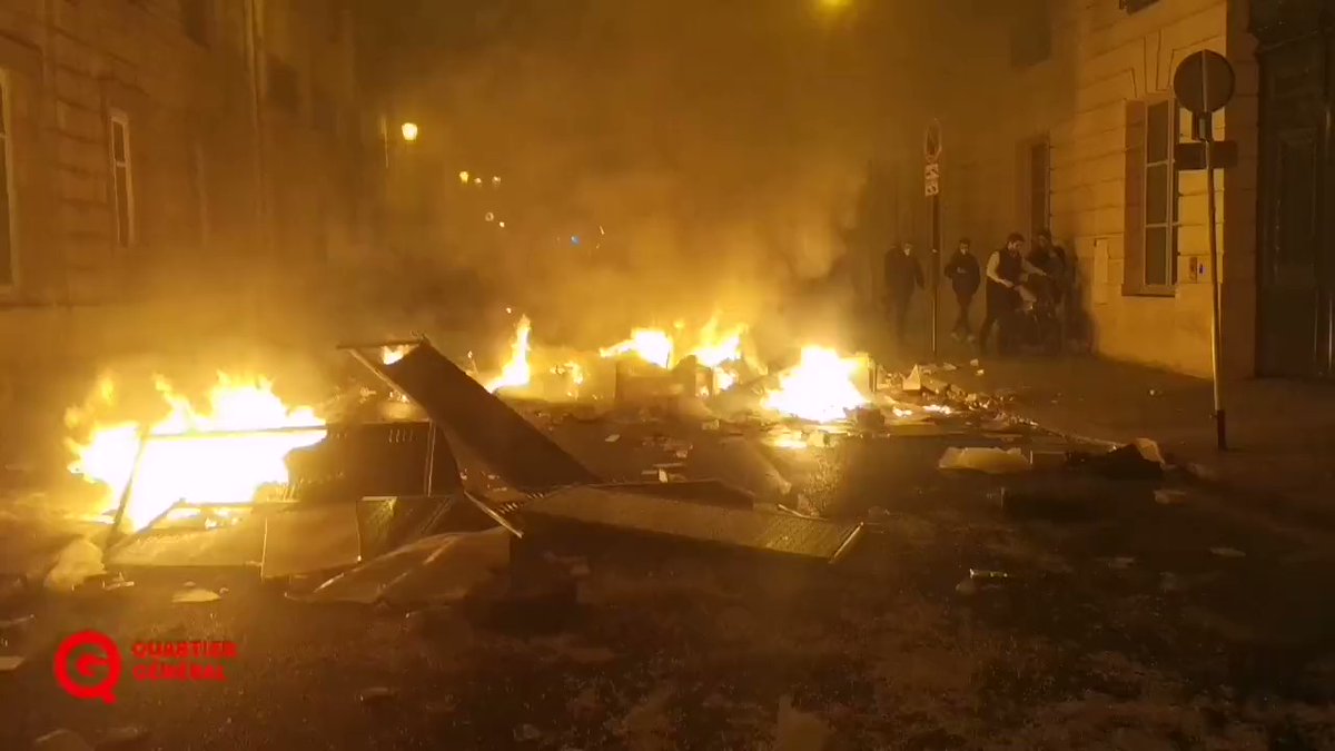 Other images of fires and barricades in Paris, and according to journalist @RemyBuisine, many demonstrators were 300m from the Elysée. PensionReform