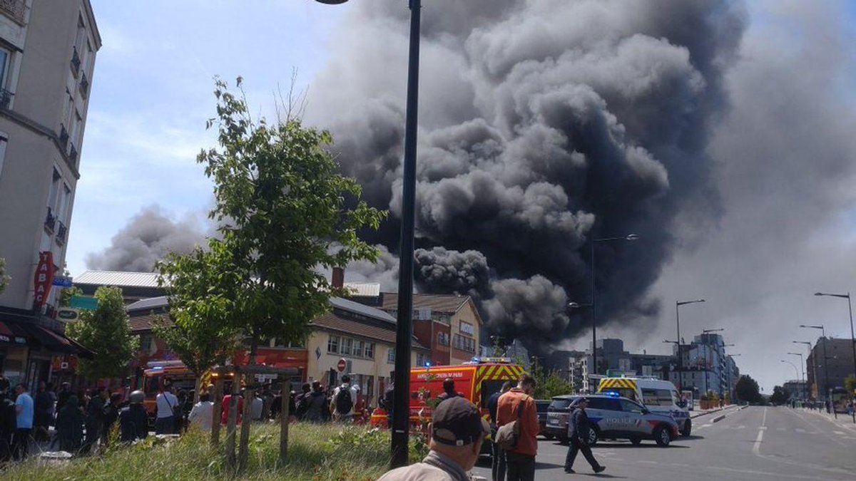 Aubervilliers: large black smoke following a giant fire