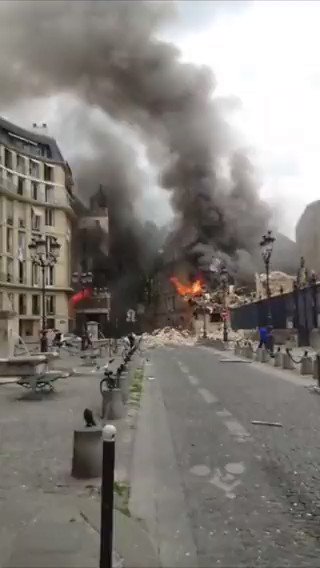 Huge explosion rocks Paris