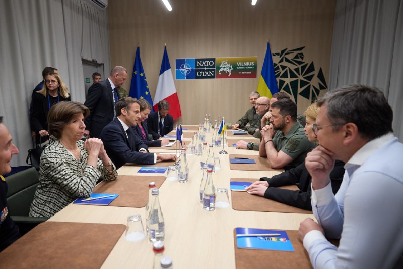 Ukrainas prezidents Zelenskis tikās ar Francijas prezidentu Makronu