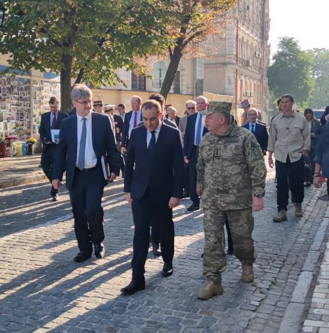 Francijas aizsardzības ministrs ieradies Kijevā darba vizītē. Kopā ar viņu ieradās arī aptuveni 20 aizsardzības nozares uzņēmumu pārstāvji.