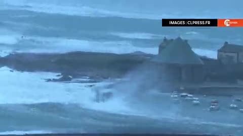 La tempesta Ciaran sta ora colpendo il Canale della Manica con forti raffiche di vento e onde impressionanti