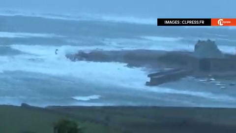 La tempesta Ciaran sta ora colpendo il Canale della Manica con forti raffiche di vento e onde impressionanti