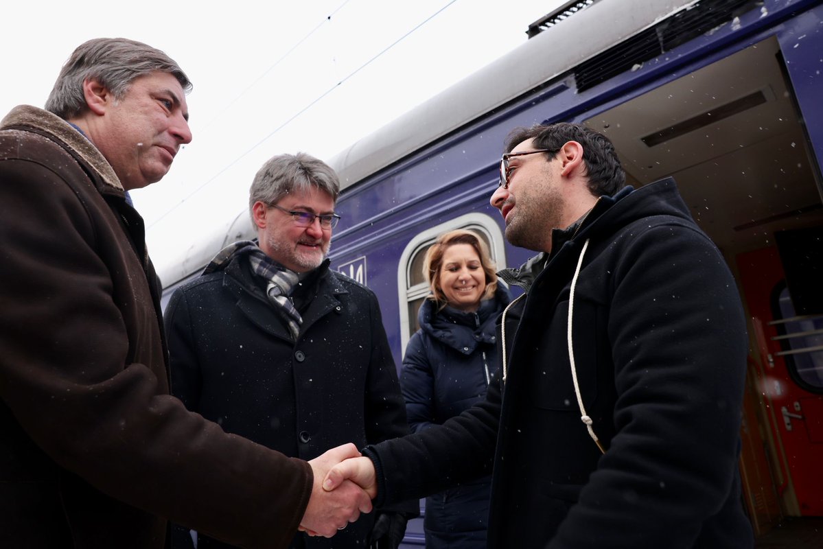Il nuovo ministro degli Esteri francese @steph_sejourne è arrivato a Kyiv nel suo primo viaggio, per continuare l'azione diplomatica francese nel paese e per ribadire l'impegno della Francia nei confronti dei suoi alleati e a fianco delle popolazioni civili