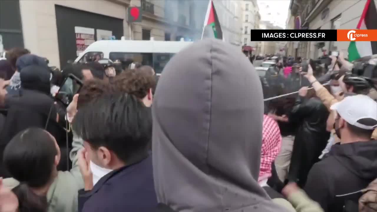 The police use tear gas grenades against pro-Palestinian demonstrators present on Place Saint-Augustin in Paris. (via @CLPRESSFR)