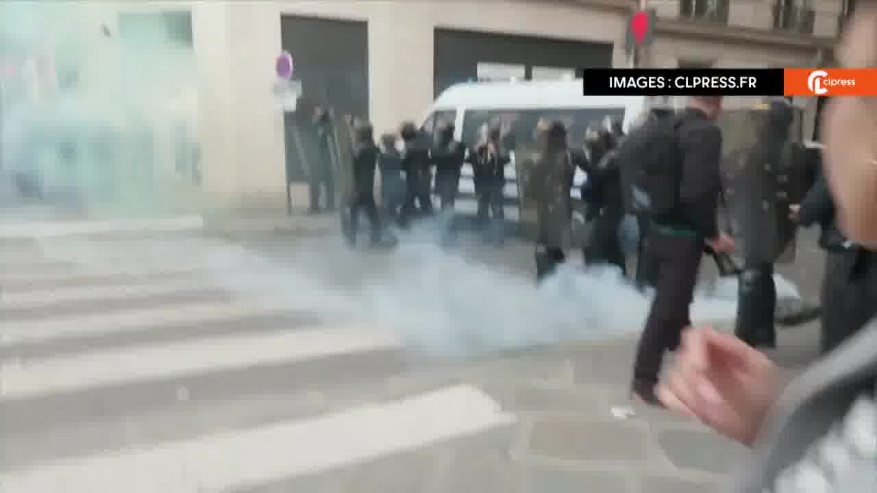 The police use tear gas grenades against pro-Palestinian demonstrators present on Place Saint-Augustin in Paris. (via @CLPRESSFR)