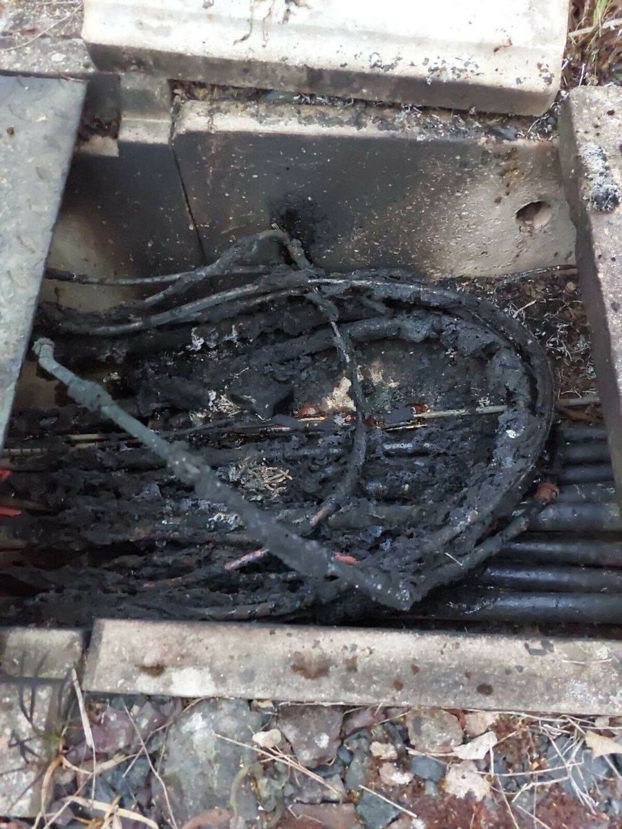 Fotografía de uno de los incendios provocados en un tendido de cables que provocó graves perturbaciones en el tráfico de la SNCF