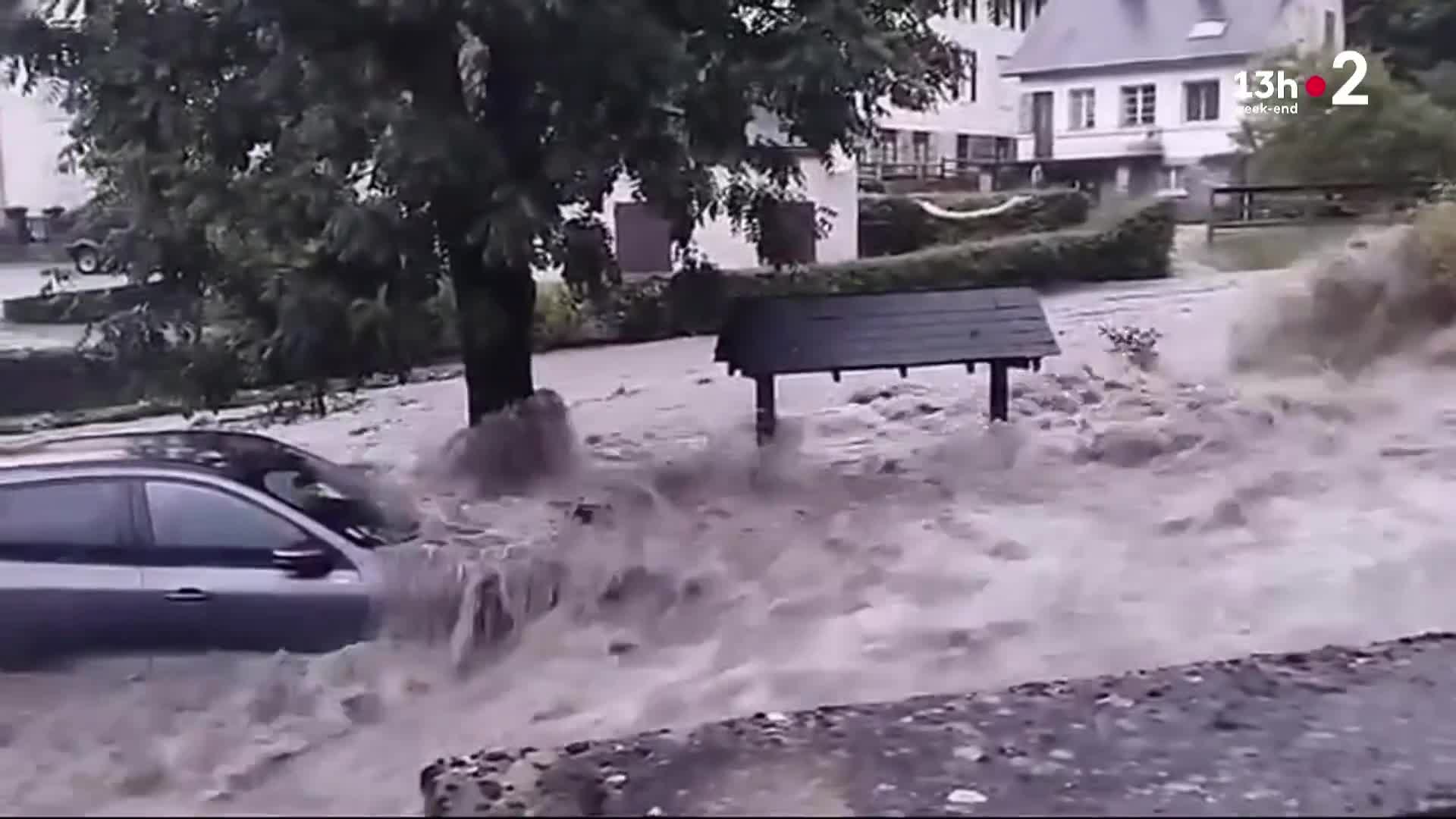 Kötü hava koşulları 6 Eylül Cuma'yı 7 Eylül Cumartesi'ye bağlayan gece Pireneler'i vurdu. Hautes-Pyrénées'de, Lourdes'te, kutsal alanın mağarası bile su altında.