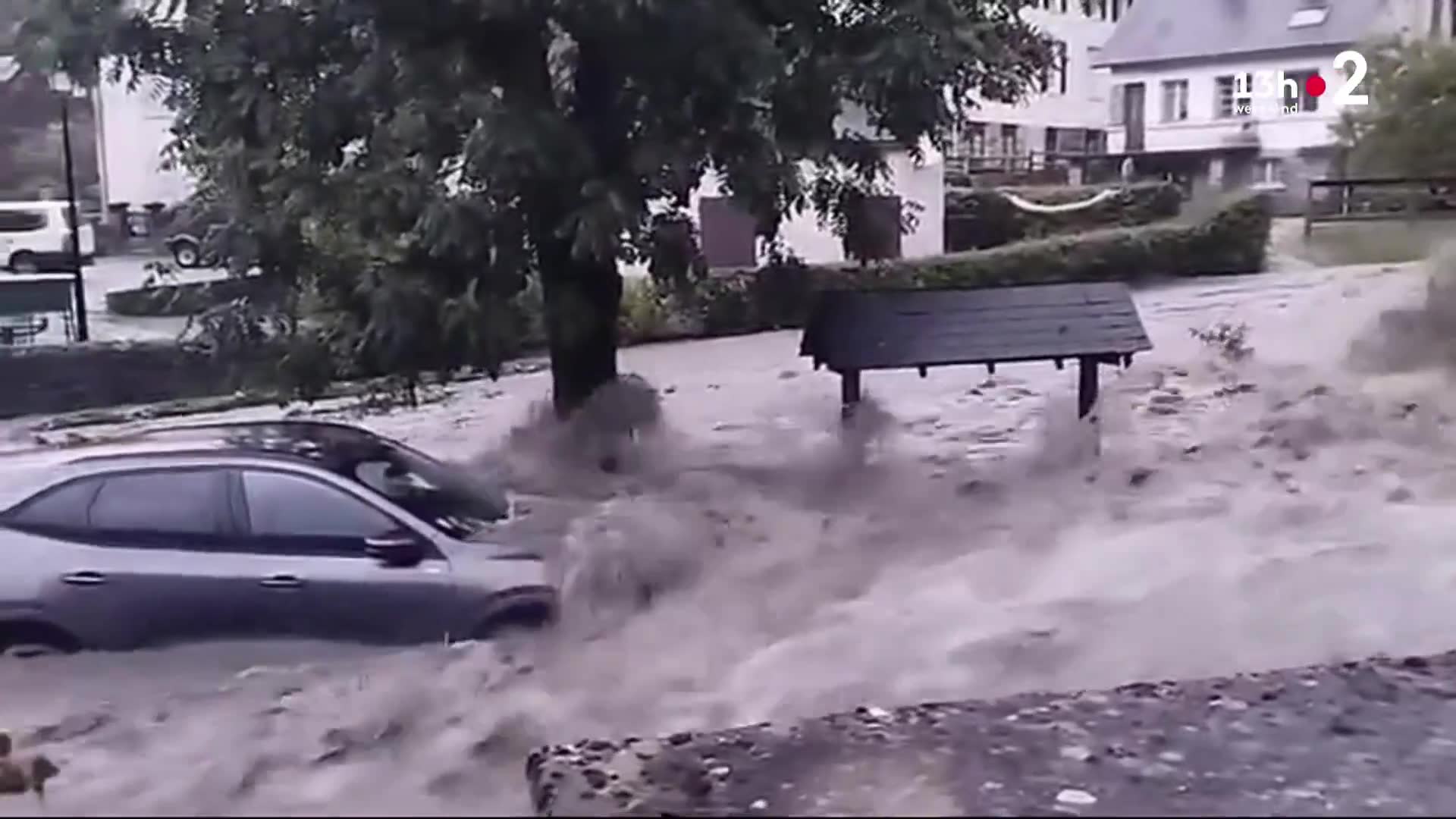 O mau tempo atingiu os Pireneus na noite de sexta-feira, 6 para sábado, 7 de setembro. Nos Hautes-Pyrénées, em Lourdes, a gruta do santuário está até debaixo d'água.