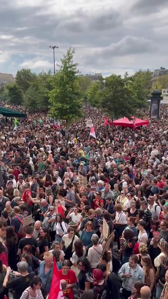 Protesto em Paris contra Emmanuel Macron na Bastilha