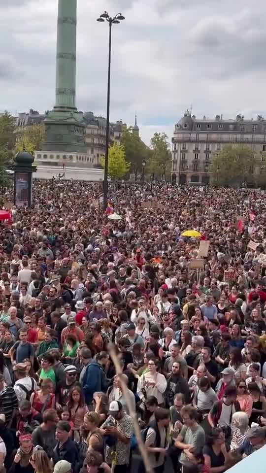 Proteste gegen Emmanuel Macron vor der Bastille in Paris