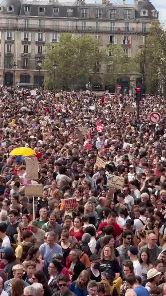 Protesto em Paris contra Emmanuel Macron na Bastilha