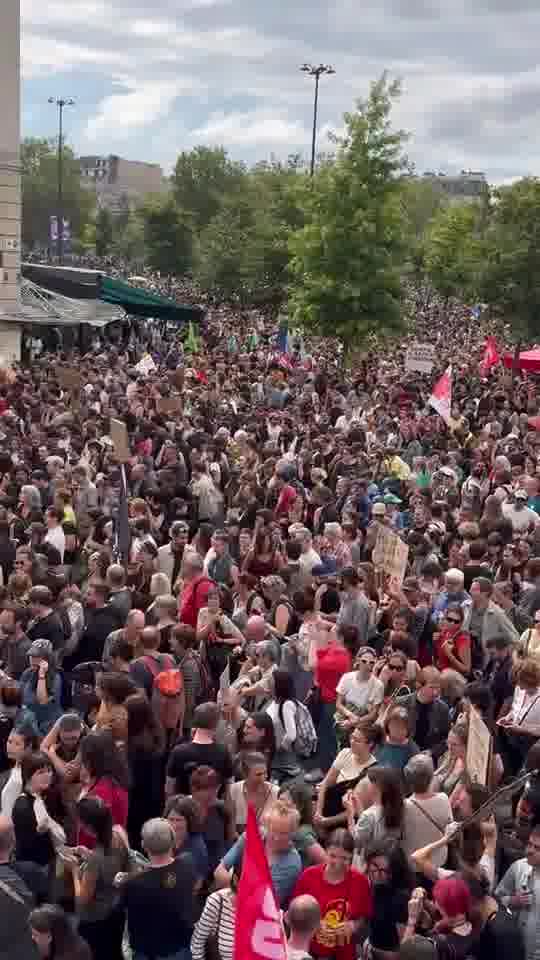 Protest w Paryżu przeciwko Emmanuelowi Macronowi w Bastylii