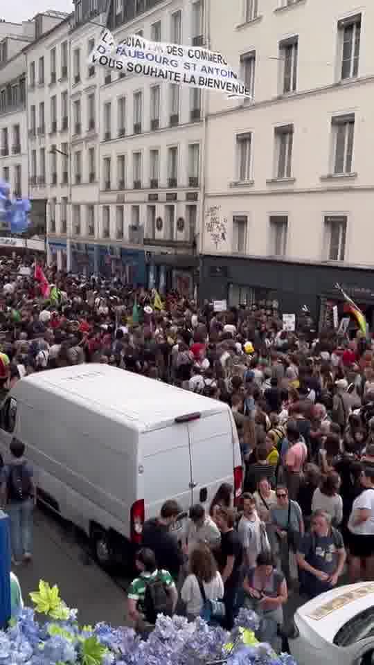 Paris'te Emmanuel Macron'a karşı Bastille'de protesto