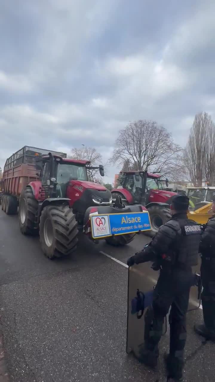 CR70 farmers have arrived at the edge of the European Parliament in Strasbourg. Police have blocked the passage. Tractors are honking in protest