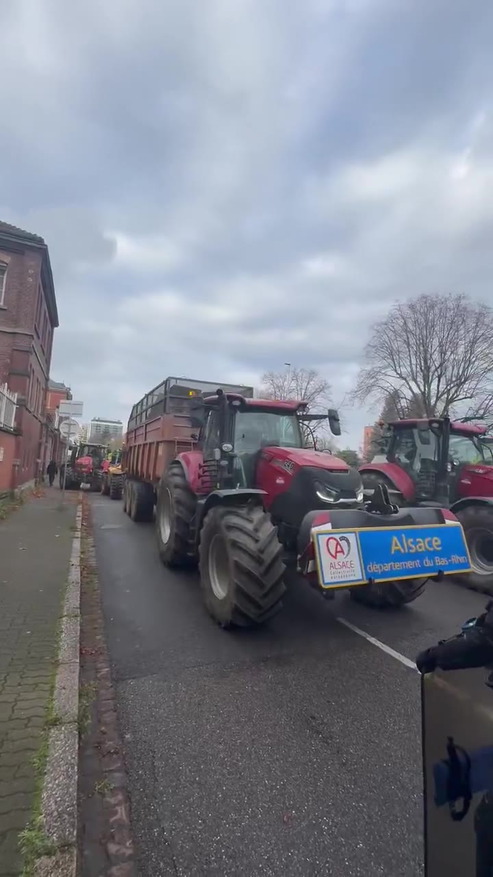 CR70 farmers have arrived at the edge of the European Parliament in Strasbourg. Police have blocked the passage. Tractors are honking in protest