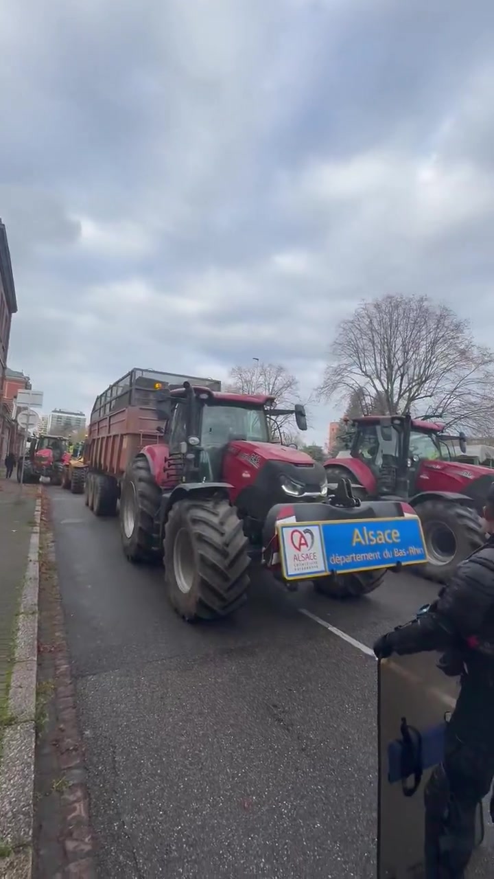 CR70 farmers have arrived at the edge of the European Parliament in Strasbourg. Police have blocked the passage. Tractors are honking in protest